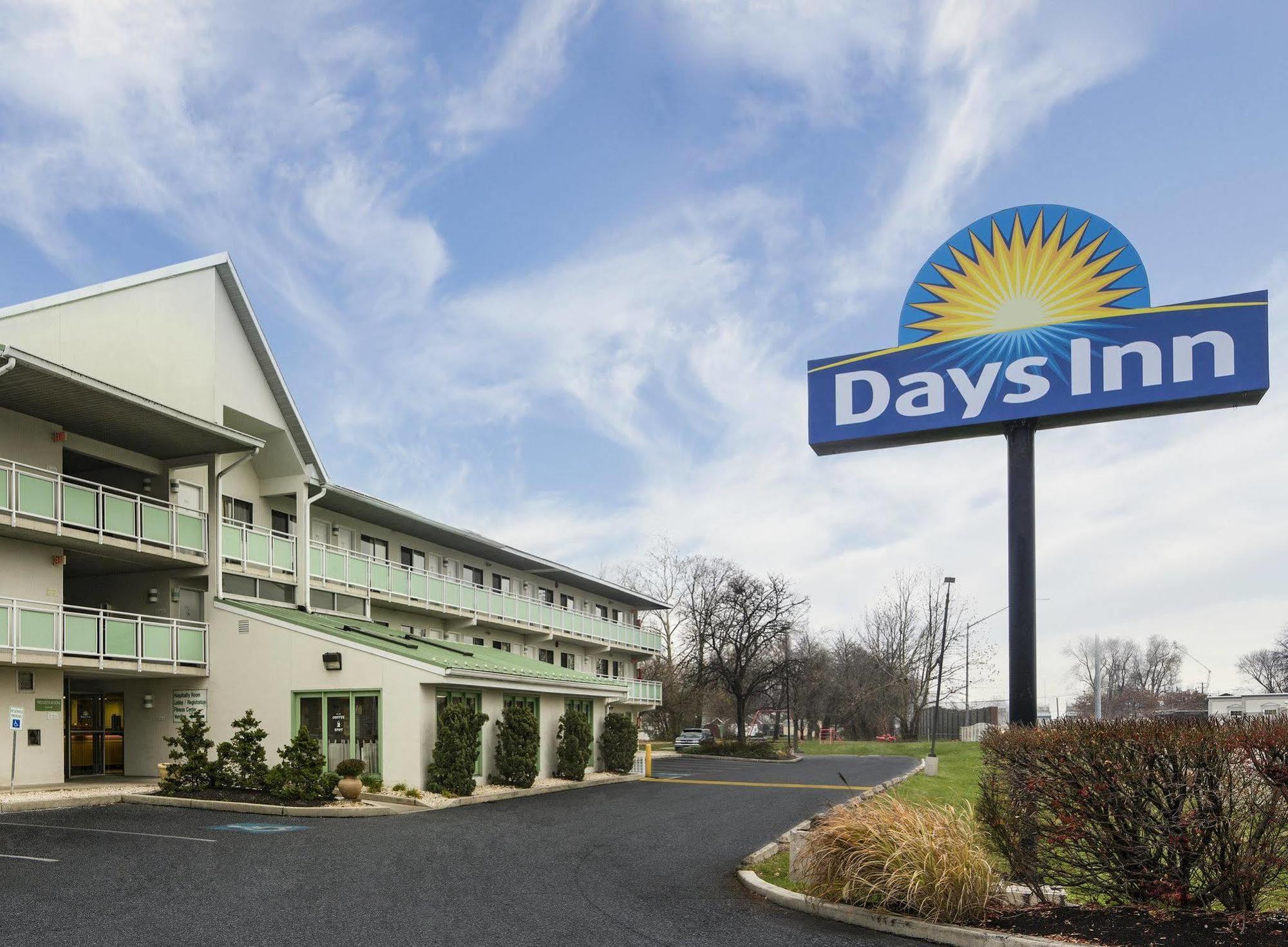 Days Inn By Wyndham Harrisburg North Exterior foto